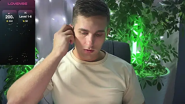 Snapshot of Sweeet__boy chatting on 02.22.25 Sweeet boy online show from 02.22.25