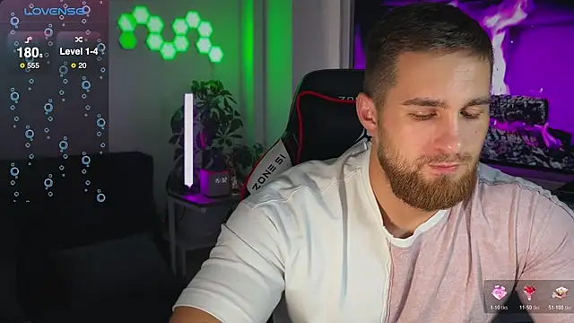 Snapshot of Sweeet__boy chatting on 12.17.25 Sweeet boy online show from 12.17.25