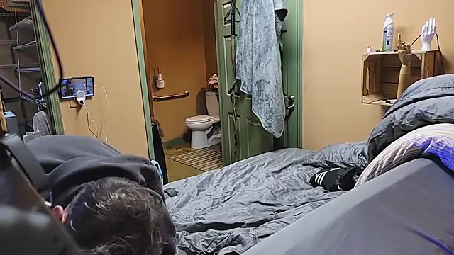 Snapshot of leahcimnikral chatting on 12.15.25 leahcimnikral online show from 12.15.25