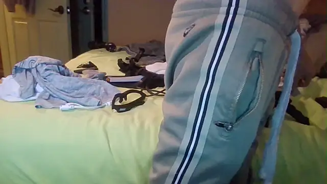 Snapshot of leahcimnikral chatting on 12.17.25 leahcimnikral online show from 12.17.25