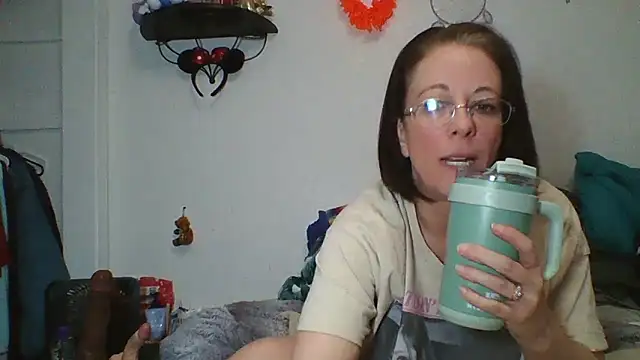 Snapshot of PartyPawgGirl420 chatting on 03.02.25 PartyPawgGirl420 online show from 03.02.25